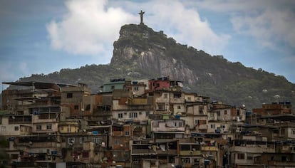 Vista do Cristo Redentor e da favela Morro da Coroa, no Rio.