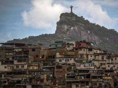 Vista do Cristo Redentor e da favela Morro da Coroa, no Rio.