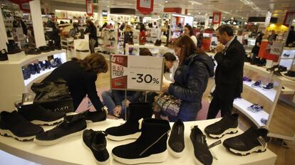 Descuentos de Black Friday en un gran almacén de Madrid.