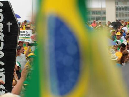 Manifestantes protestan contra la corrupci&oacute;n en Brasil.