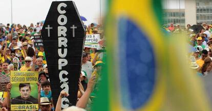 Manifestantes protestan contra la corrupción en Brasil.