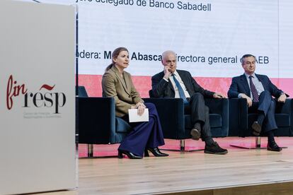 (I-D) La directora general de la AEB, María Abascal, el presidente de la Autoridad Bancaria Europea (EBA), José Manuel Campa, y el CEO del Banco Sabadell, César González-Bueno, durante el Encuentro Anual 2025 de FINRESP, en el Hotel El Beatriz, a 12 de marzo de 2025, en Madrid (España).
Carlos Luján / Europa Press
12/03/2025