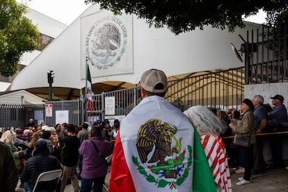 Personas hacen fila a las afueras del Consulado de México, en Los Ángeles, el 2 de junio de 2024.