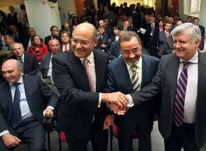 José Vicente González, felicitado ayer, tras su reelección, por Gerardo Díaz Ferrán (CEOE), a la izquierda, y Rafael Ferrando (Cierval).