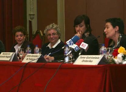 Onintza Lasa, Kontxi Bilbao, Montserrat Galcerán, Gema González de Txabarri y Jone Goirizelaia, en el Ateneo.