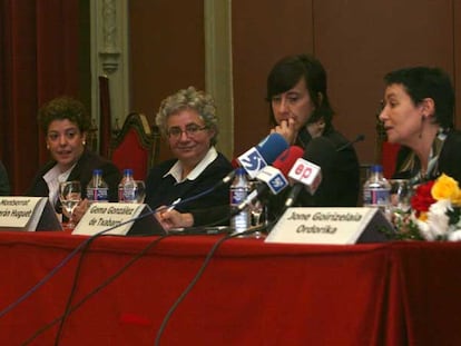 Onintza Lasa, Kontxi Bilbao, Montserrat Galcerán, Gema González de Txabarri y Jone Goirizelaia, en el Ateneo.