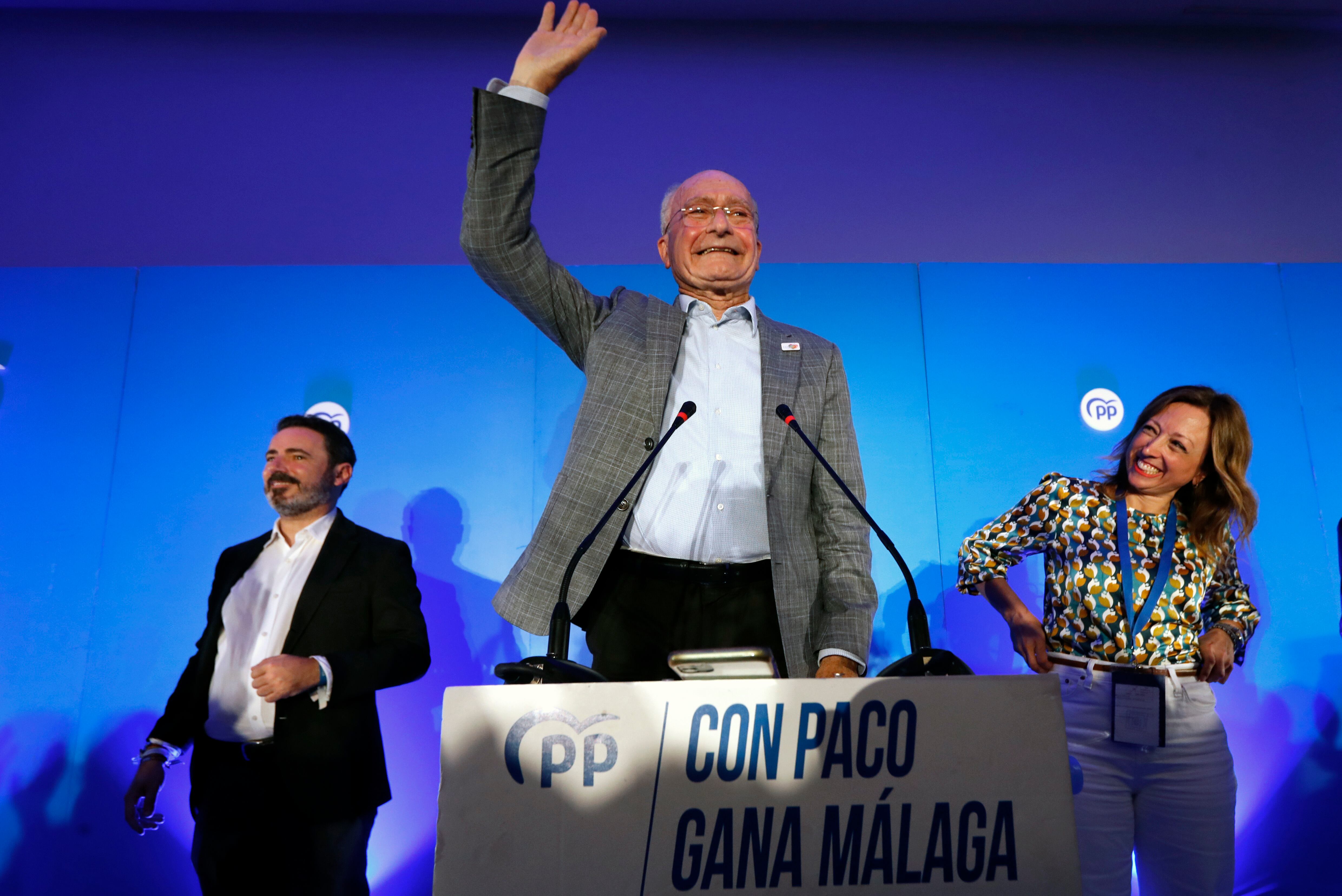 El alcalde de Málaga y candidato a la reelección, Francisco de la Torre (en el centro) del PP, junto a la presidenta del partido malagueño, Patricia Navarro, y el secretario general del partido, José Ramón Carmona, celebran la victoria.