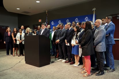 JB Pritzker en la rueda de prensa de los legisladores demócratas de Texas, en Aurora, Illinois, este martes.