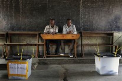 Dos observadores electorales, este martes en un centro de votación de Bujumbura.