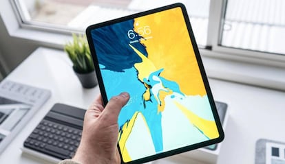 iPad en una mano