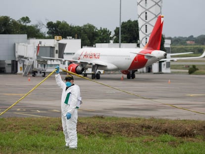 Un policía forense en el aeropuerto de Cúcuta, este martes.