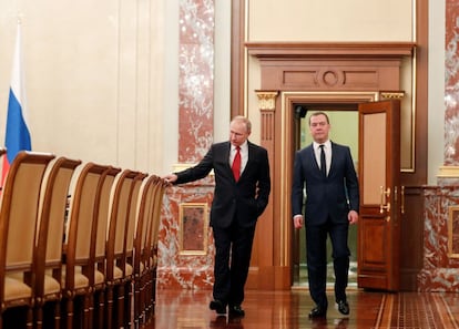 El presidente ruso y el primer ministro, antes del comienzo de una reunión con miembros del Gobierno en Moscú, este miércoles 15 de enero de 2020.