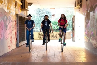 Los tres jóvenes que se han ido de Barcelona a Valencia en monociclo.