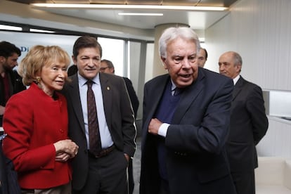 El ex presidente del Gobierno, Felipe González (derecha) junt con el presidente de Asturias, Javier Fernández, y la ex vicepresidente del Gobierno, María Teresa Fernñandez de la Vega