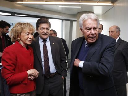 El ex presidente del Gobierno, Felipe González (derecha) junt con el presidente de Asturias, Javier Fernández, y la ex vicepresidente del Gobierno, María Teresa Fernñandez de la Vega