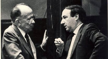 Santiago Carrillo y Juan María Bandrés, en el Congreso de los Diputados, en 1985.