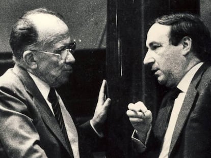 Santiago Carrillo y Juan María Bandrés, en el Congreso de los Diputados, en 1985.