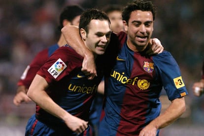 Iniesta i Xavi s'abracen en un partit de Copa del 2007.