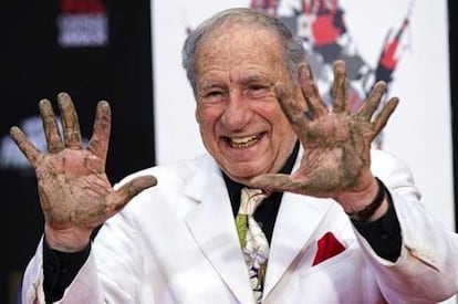 El comediante y director Mel Brooks 'troleando' al Paseo de la Fama de Hollywood con su mano izquierda de seis dedos (uno de ellos, de broma) en 2010.