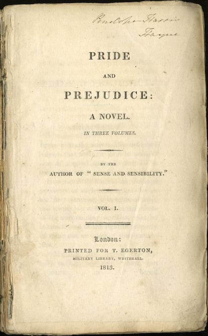 'Orgullo y Prejuicio' fue publicada originalmente el 28 de enero de 1813, aunque su génesis se remonta a más de 10 años antes, cuando Jane Austen apenas había cumplido los 20 años. En los primeros ejemplares, se editó en tres volúmenes, no aparecía el nombre de su escritora.