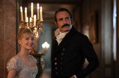 Melánie Laurent y Jean Dujardin, en 'Un seductor a la francesa'.