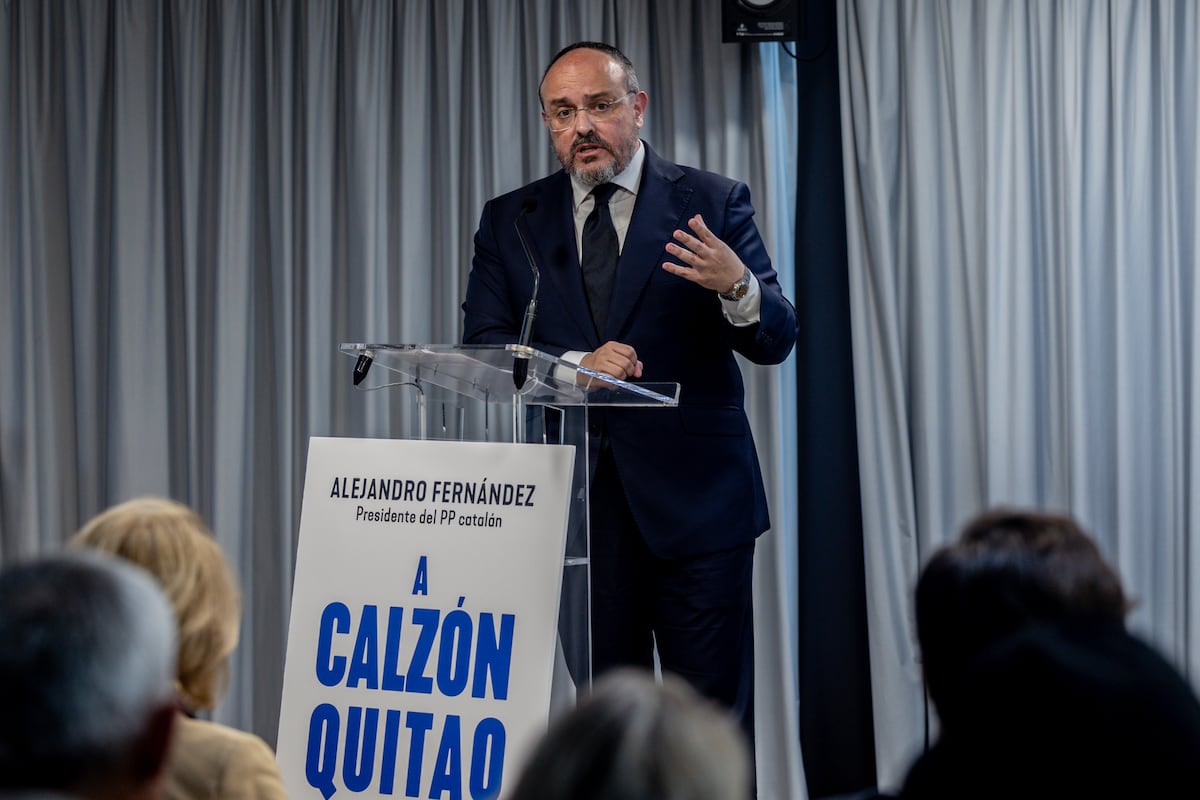 Alejandro Fernández apunta a Feijóo en la presentación de su libro: “Pido un PP sin giros”