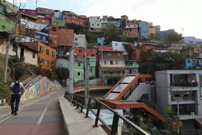 Un alumno camina por el barrio ‘Comuna 13’, en Medellín (Colombia).
