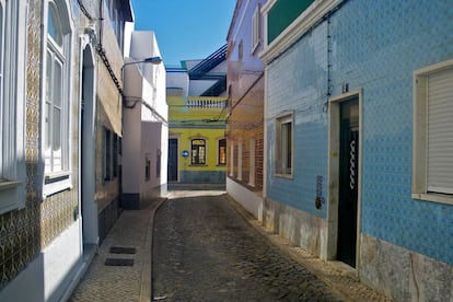 La villa de pescadores de Santa Luzía es, prácticamente, un barrio más de Tavira, pero invita igualmente a un paseo para empaparse de la vida típica del Algarve. Ubicado frenre al canal que separa la Ilha de Tavira del continente, es famosa por su polvo (pulpo), que se puede probar en los restaurantes de la calle principal.