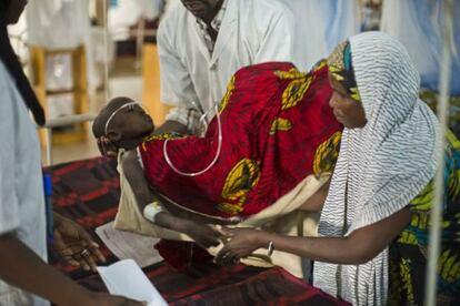 Pabellón de los niños malnutridos en fase uno, en el hospital de Hospital de Madaoua, Niger. En algunas ocasiones, es necesario alimentar a los niños mediante una sonda dadas las dificultades en este estado para alimentarse por si mismo.