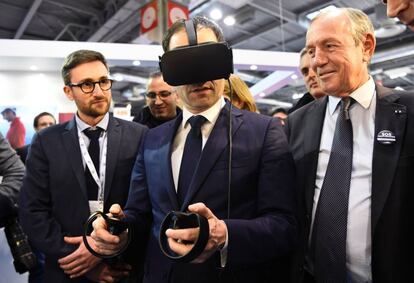 Benoit Hamon usa unas gafas de realidad virtual durante la feria Euromaritime, en París (Francia).