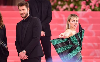 Esta imagen de Liam Hemsworth y Miley Cyrus en la pasada Gala Met, una de sus últimas apariciones juntos, ilustra a la perfección la percepción que tiene el gran público de su ruptura: él, la víctima; ella, el verdugo.