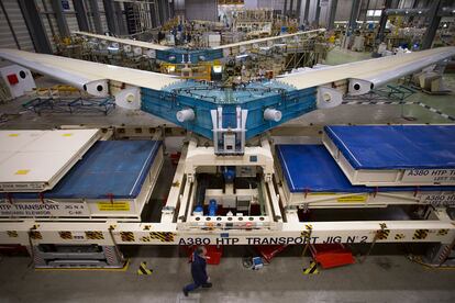 Línea de montaje del estabilizador horizontal del A380 en la planta de Airbus en Puerto Real (Cádiz).