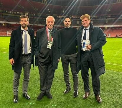 Vicente del Bosque y Mikel Arteta, en el centro, este sábado en el campo del Emirates Stadium del Arsenal F.C. de Londres