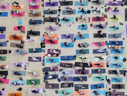 Una clase masiva de yoga en Bogota, en junio de 2023.