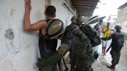 Militar revista morador de comunidade fluminense