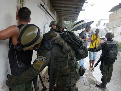 Militar revista morador de comunidade fluminense