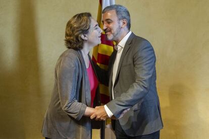 Ada Colau besa al socialista Jaume Collboni, en una imagen de archivo.