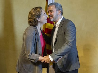 Ada Colau saluda el socialista Jaume Collboni, en una imatge d'arxiu.
