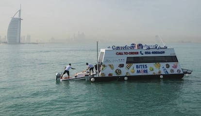 Supermercado flotante de Carrefour en Dubai.