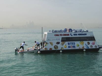 Supermercado flotante de Carrefour en Dubai.