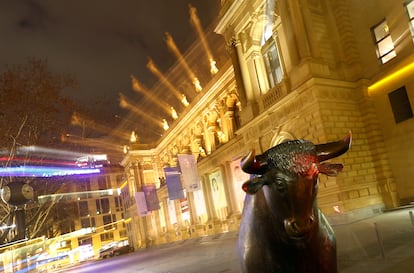 El toro, símbolo del éxito en el comercio, se ve frente a la bolsa de valores alemana (Deutsche Börse) en Fráncfort, Alemania, en una imagen de archivo.