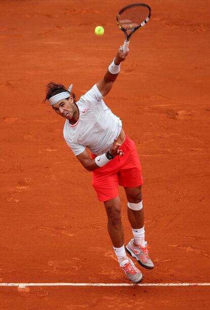 Rafa Nadal devuelve el servicio a David Ferrer en la final de Roland Garros 2013.