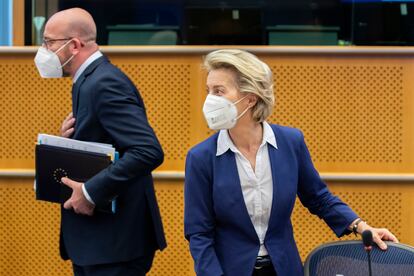 La presidenta de la Comisión Europea, Ursula von der Leyen, y el jefe del Consejo Europeo, Charles Michel, en el Parlamento Europeo este martes.