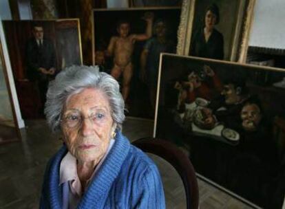 La pintora Ángeles Santos, ante algunas de las obras que pintó entre 1927 y 1930.