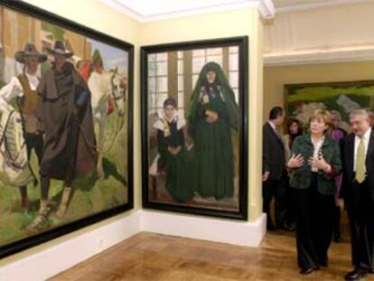 La ministra de Educación y Cultura, Pilar del Castillo ha presidido la reapertura de la Casa-Museo Sorolla, en Madrid, acompañada del director del Museo, Florencio de Santa Ana (dcha), y el secretario de Estado de Cultura, Luis Alberto de Cuenca (centro), tras las obras de remodelación y rehabilitación llevadas a cabo durante un año.