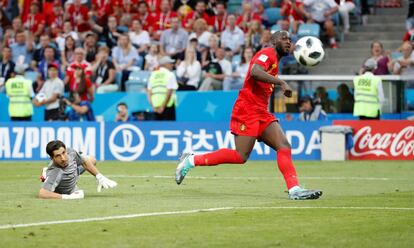 Romelu Lukaku dispara a porteria dejando al porterio Jaime Penedo en el suelo.