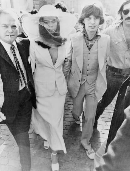 Mick Jagger y su esposa Bianca Jagger durante su boda en St. Tropez.