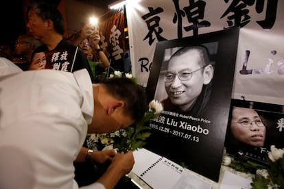 Activists lamentan la muerte del premio nobel Liu Xiaobo en Hong Kong (China).