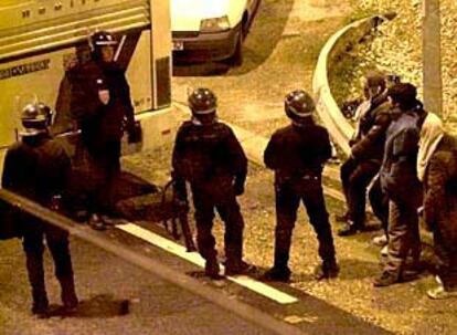 Agentes antidisturbios ante la entrada del túnel de la Mancha en Coquelles (Francia).