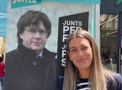 La portavoz de Junts en el Congreso, Míriam Nogueras, delante de un cartel electoral del expresidente de la Generalitat Carles Puigdemont.